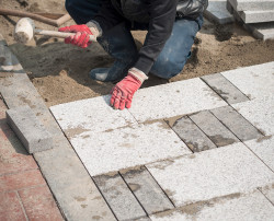 Travaux de rénovation pour ouvrir une cuisine sur le salon dans un petit appartement  