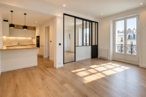 interieur-moderne-lumineux-avec-cuisine-ouverte